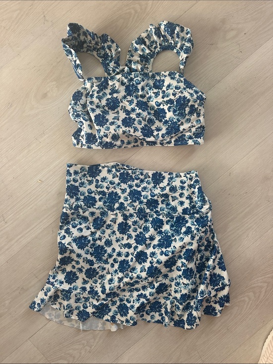 Albion Other - Albion Blue Floral Tie-Front Crop Top